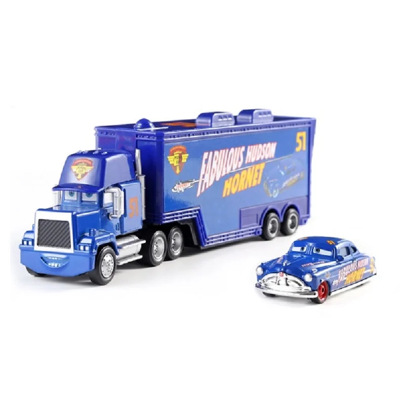 Relampago McQueen junto com Mack Truck do Filme Carros 3 Disney Pixar e Outros