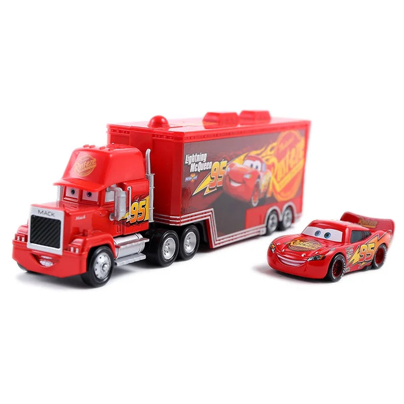 Relampago McQueen junto com Mack Truck do Filme Carros 3 Disney Pixar e Outros