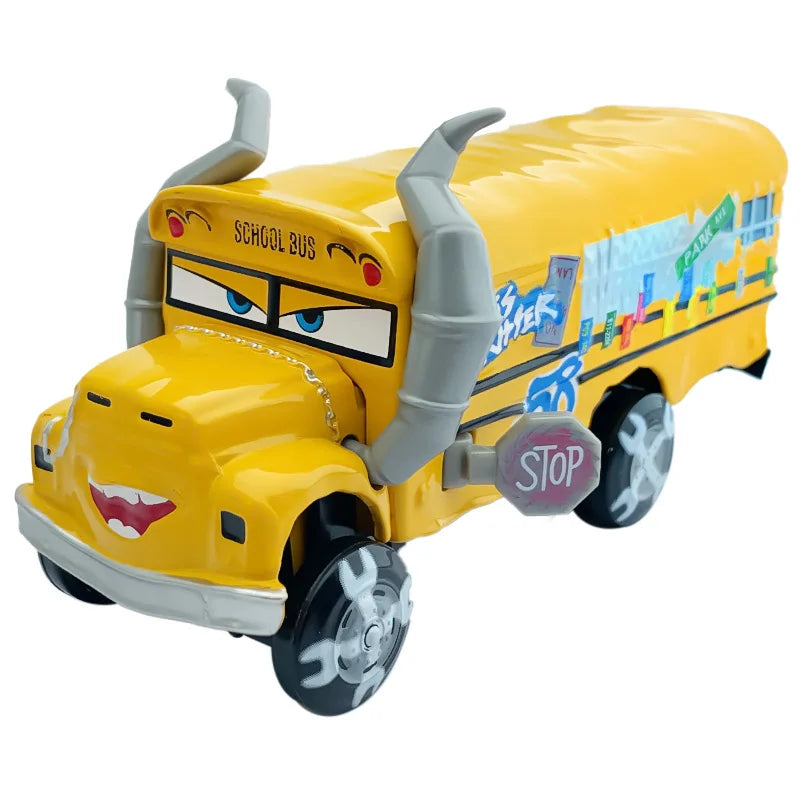 Relampago McQueen junto com Mack Truck do Filme Carros 3 Disney Pixar e Outros